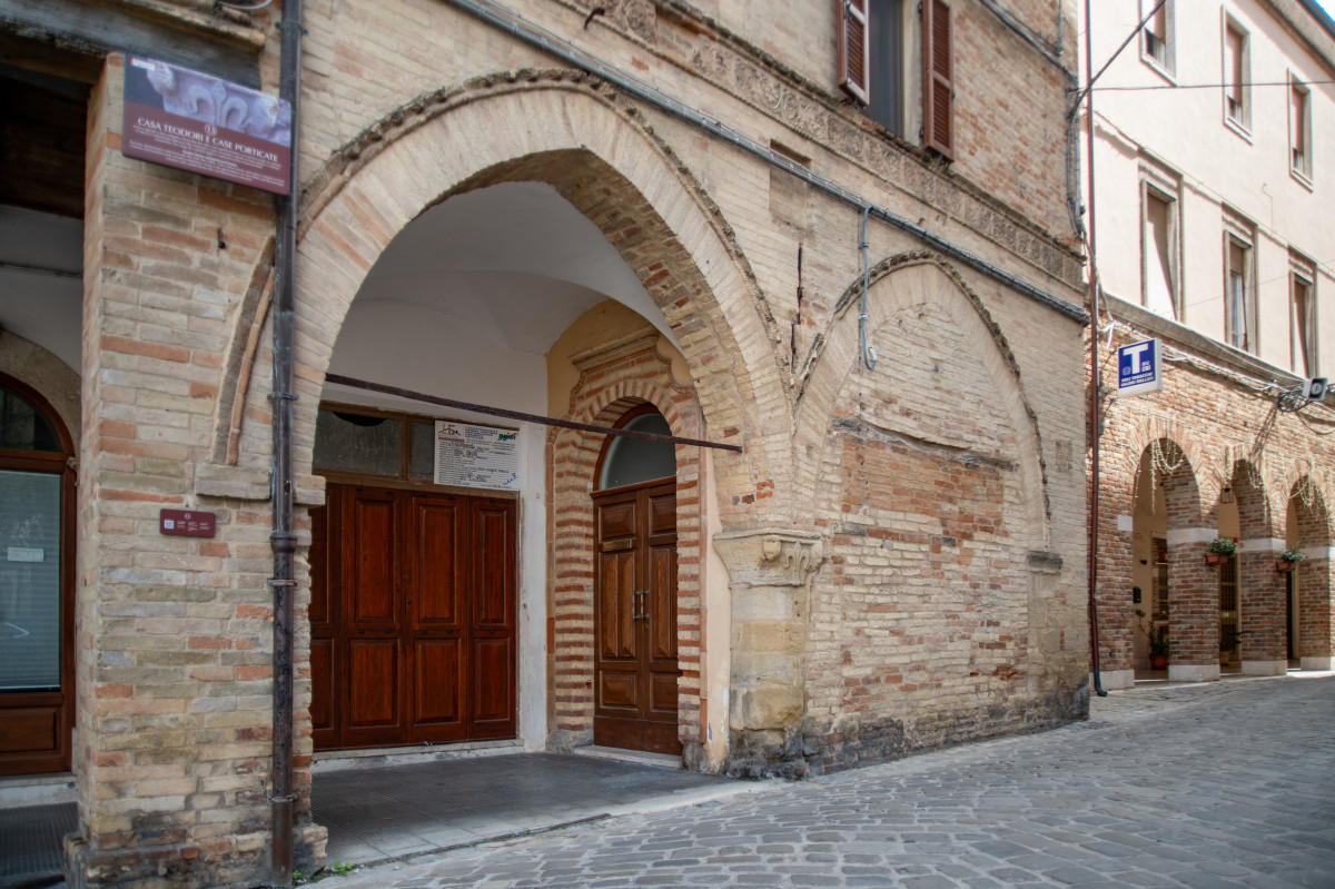 Casa Teodori e case porticate